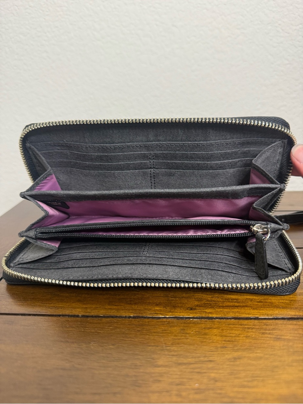 Coach wallet. Black leather with patent leather accent - Picture 5 of 6